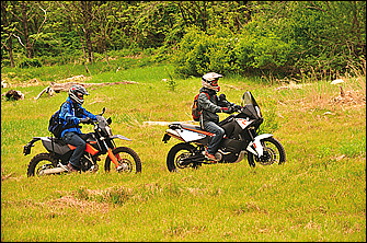 ダートを楽しむ、というよりは、ゆっくり流して自然を愛でるのがいい。バイクの大きさからくる緊張感は、すぐにほぐれた