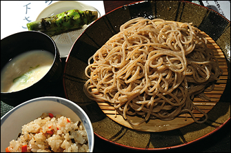 左の写真のご主人が打った蕎麦。「塩だけ付けて召し上がってみてください」という自信作。「6年かけてたどりついた」のだという