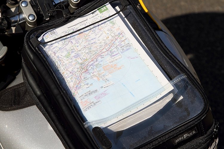 バッグ上面のクリアトップ部分は、判型の大きなツーリングマップルRに対応したワイドなサイズで見やすい。従来のツーリングマップルに対応したMサイズもラインナップされている。