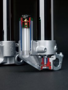 SFF-Air-TACは従来のコイルスプリングの代わりに空気で満たされたトリプルチャンバーがスプリングの役割を果たす。TACの空気圧の変更範囲は、従来のフォークではオプションスプリングに変更しなければならないところもカバーできるようになった。バランスチャンバーはプリロードのセッティングが可能。