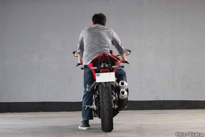 CBR250RRの足つきを160cm157cm155cmのライダーがチェック