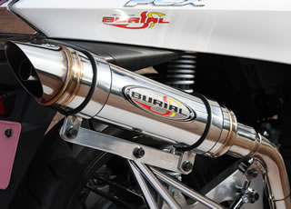 コンベンショナルな1本出しスタイルのセクターは、パフォーマンスを追求したストイックなモデル。それでいてジェントルな排気音も魅力。性能アップと静音性を両立したポイントは、独自のサイレンサー構造。サイレンサー内に隔壁が設けられているのだが、その形状に秘密がある。隔壁の面の部分が曲面加工されているため、適度な排圧をかけつつ排気効率を落とさないのだ。近接排気音量80db以下。ノーマル駆動系用の専用ウェイトローラーが付属する。