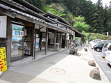 建物はそのまま宿場から移設したような古さをだしてあり、休憩場所は軒下にベンチが置いてあります。水飲み場もあって詰めたい水が湧き出しています。