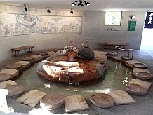 雪が降るこの地区でも快適に利用できる無料の足湯「ことといの湯」がとてもオススメです。最大で15人利用でき、バリアフリーな造りにもなっているのが非常に好印象です。