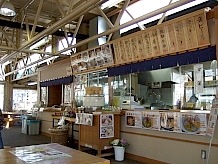 「小昼処かにはさくら」は鮎を囲炉裏のそばで焼いてくれます。ほかにも地元の食材を生かした軽食が自慢。特に自慢のオリジナルラーメン「塩こうじチャーシューメン」は絶品。