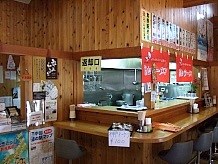 秋は肌寒さを早くに感じる。温かい高山ラーメンで暖をとり、ツーリングの疲れを癒す空間にもなる。