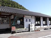 レストラン「長瀧」では名産の自然薯を使ったとろろそばや麦とろ定食、ご当地グルメのケイチャン（郡上味噌に漬けた鶏を炒めたもの）もあり、和食が中心の品揃えです。