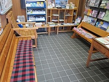情報コーナーは壁板から椅子、机の造作材までが総てヒノキで作られています。長椅子には手作りの座布団が敷いてあってツーリングで疲れた体が癒されます。