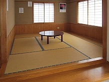 情報コーナーの一角に６帖の和室があります。窓には障子がはめ込んであり、壁は砂壁塗りとなっていて、背もたれしたときに汚れないように腰壁はヒノキ板張りと心くばりされています。