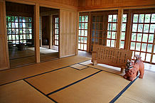 室内には畳があるものの、上がれる雰囲気ではない。