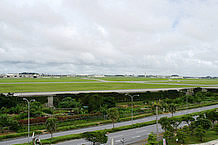 展望台からは、嘉手納基地を一望する事が出来る。