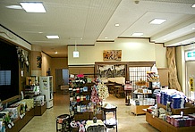 産直品の販売スペースはちょっと暗くて、田舎の土産物店そのものといった雰囲気。地酒などが充実しており、好きな人は目移りしてしまうかも。オススメはもちろん「どぶろく」。奥には飲食店「みんじゃ」がある。