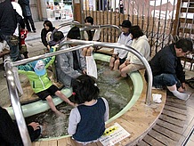 三日月形をした無料の足湯。ブーツを脱いで一息入れてはいかが。