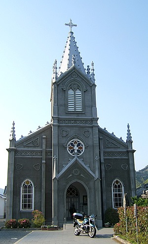 山と海に挟まれたわずかな土地の小さな港町にゴシック風の崎津天主堂はある。そしてそこには異文化の空気がある